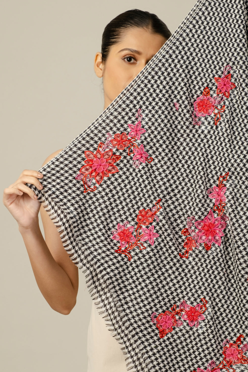 Houndstooth pink and red organza flowers / 70 x 200 cms